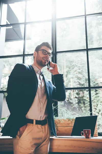 Biznesmen rozmawiający przez telefon komórkowy — Zdjęcie stockowe