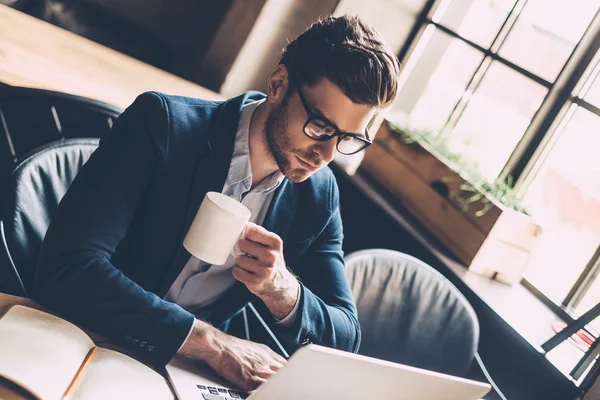 Bonito homem de negócios com laptop — Fotografia de Stock