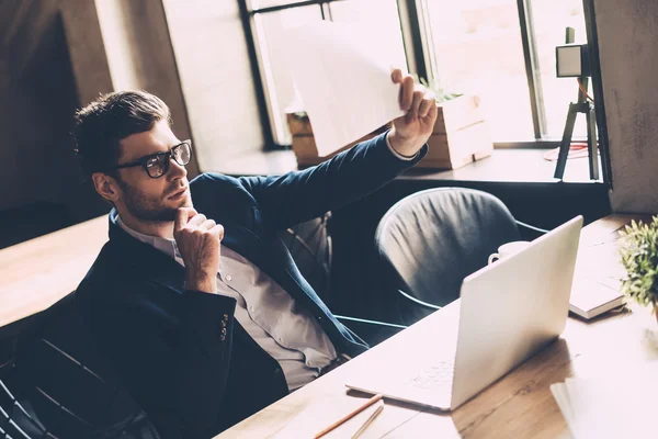 Hombre de negocios mirando el documento en papel — Foto de Stock