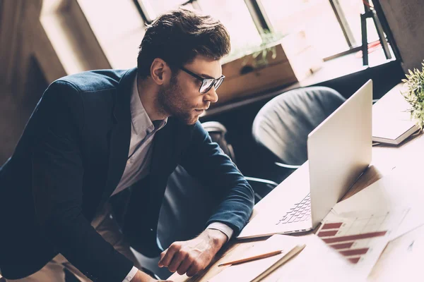 Hombre guapo trabajando con el ordenador portátil — Foto de Stock