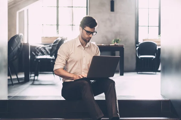 Ung affärsman med laptop — Stockfoto