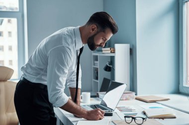 Gömlek ve kravatlı yakışıklı genç adam.