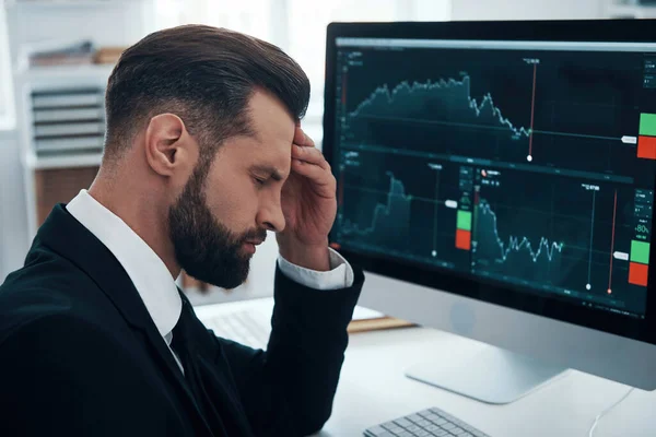 Jeune homme fatigué en tenue de cérémonie subissant un stress émotionnel pendant qu'il travaillait au bureau — Photo