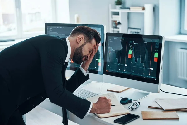 Joven cansado en ropa formal pasando por estrés emocional mientras trabaja en la oficina —  Fotos de Stock