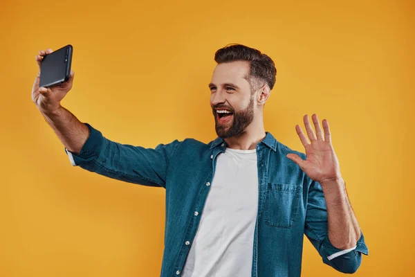 Feliz joven en casual — Foto de Stock