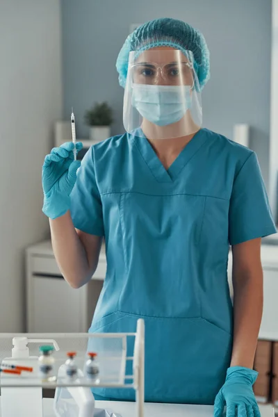 Jonge vrouwelijke paramedicus in beschermende werkkleding — Stockfoto