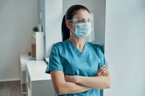 Mooie jonge vrouwelijke verpleegster in beschermende masker — Stockfoto