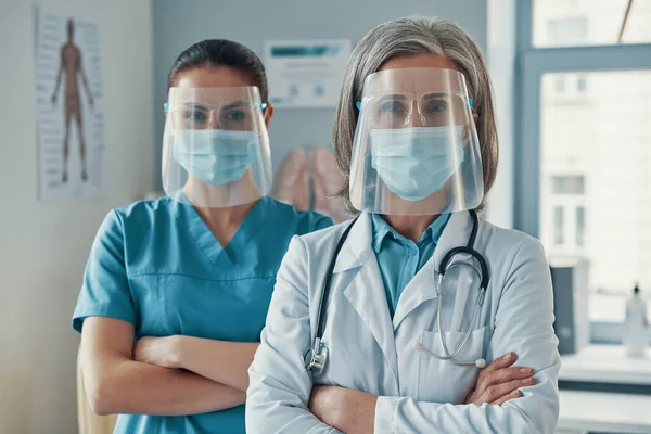 Deux femmes collègues en uniforme médical — Photo