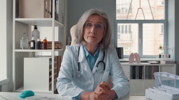 Magabiztos érett női orvos fehér laborban — Stock videók