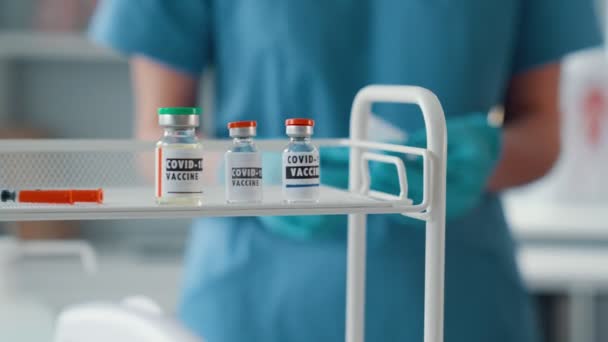 Жіноча медсестра робить вакцинацію від коронавірусу — стокове відео
