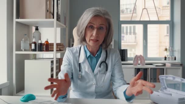 Впевнена зріла жінка-лікар в білій лабораторії — стокове відео