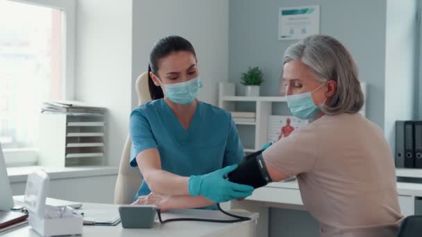 Young female nurse using monitoring equipment — Stock Video