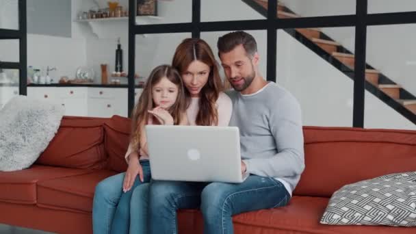 Glad ung familj ler och omfamnar samtidigt som de gör selfie hemma tillsammans — Stockvideo