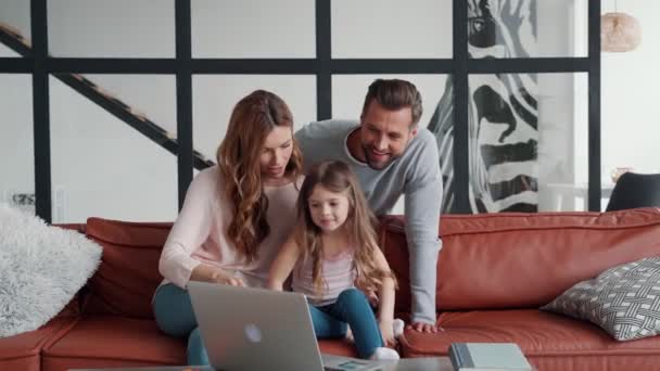 Feliz jovem família ligação juntos ao usar laptop em casa — Vídeo de Stock