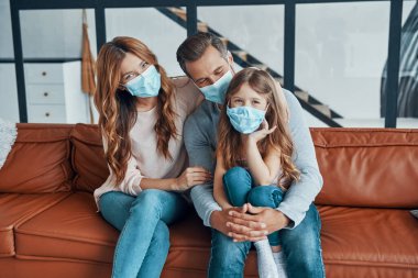 Aile kreş kızı koruyucu yüz maskesi takıyor.