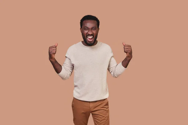 Bonito jovem africano em gesto de fechamento casual e sorrindo — Fotografia de Stock