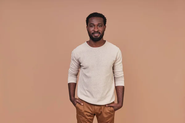 Guapo joven africano en ropa casual mirando a la cámara —  Fotos de Stock