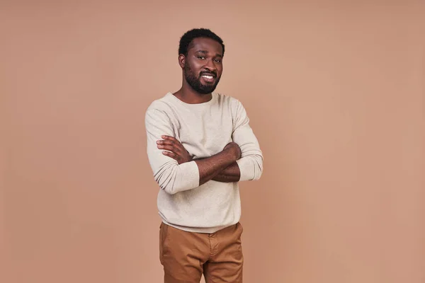 Knappe jonge Afrikaanse man in casual kleding kijken naar camera — Stockfoto