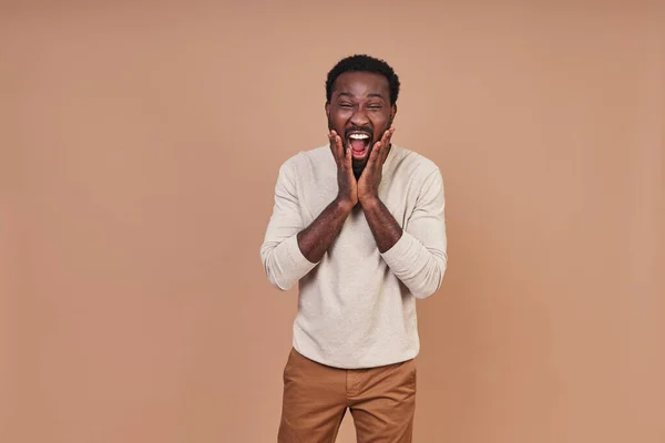 Stilig ung afrikansk man i ledig stängning ler och tittar på kameran — Stockfoto