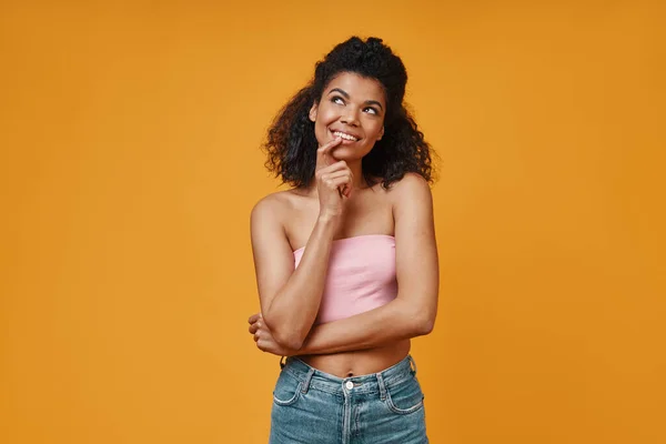 Atractivas mujeres africanas jóvenes con ropa casual pensando y sonriendo — Foto de Stock