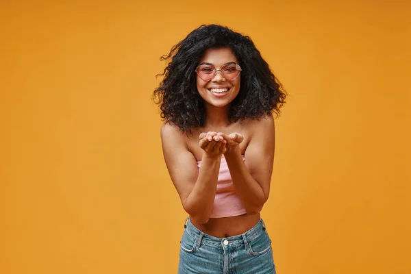 Hermosa mujer africana joven en ropa casual gesto y sonriente — Foto de Stock