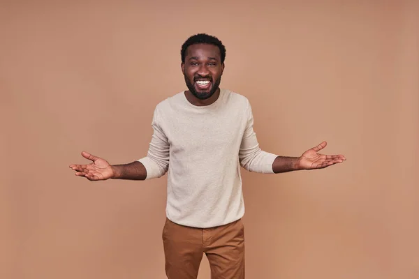 Schöner junger afrikanischer Mann in lässigem Schliessen, lächelnd und in die Kamera blickend — Stockfoto