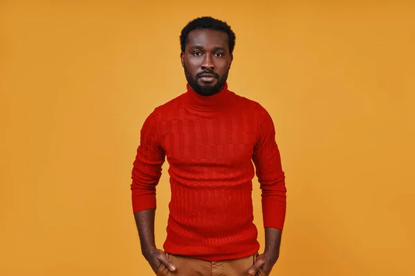 Bonito jovem africano em roupas casuais olhando para a câmera — Fotografia de Stock