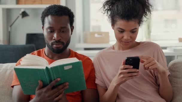 Fiatal afrikai pár élvezi a hobbijait, miközben otthon töltik az idejüket — Stock videók