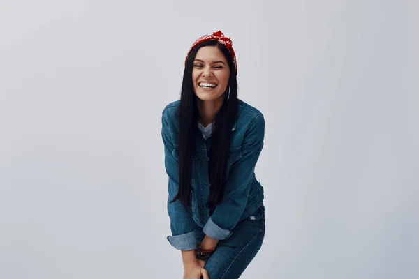 Attraktive junge Frau mit Kopftuch blickt in die Kamera und lächelt — Stockfoto