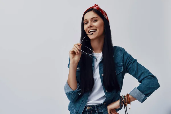 Attraktive junge Frau mit Kopftuch blickt in die Kamera und lächelt — Stockfoto