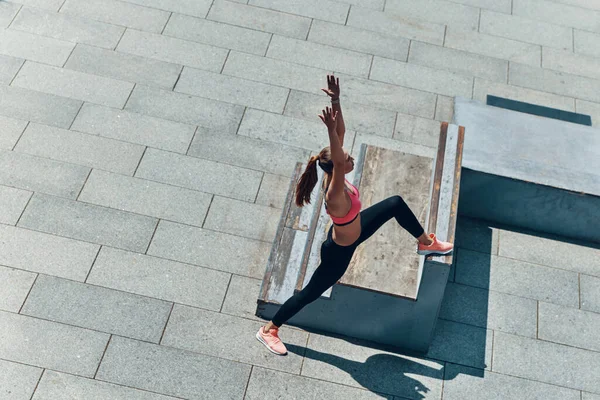 Top pohled na sebevědomé mladé ženy ve sportovním oblečení cvičení venku — Stock fotografie