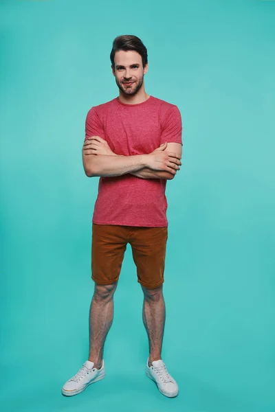 Full length of handsome young man in casual clothing looking at camera — Stock Photo, Image