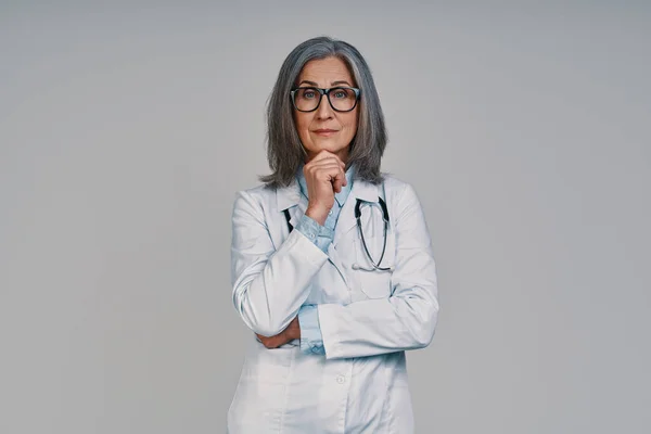 Madura hermosa doctora mirando a la cámara y sonriendo — Foto de Stock