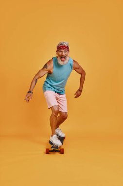 Turuncu arka planda tam boy aktif kaykay