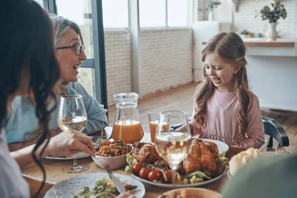 Happy multi-generace rodina komunikuje a usmívá se při večeři spolu — Stock fotografie