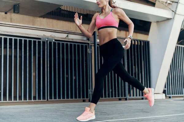 Jeune femme confiante dans les vêtements de sport courir à l'extérieur — Photo