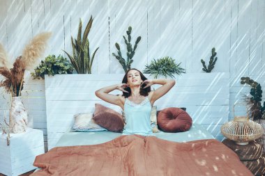 Güzel genç bir kadın sabah uyandığında esniyor.