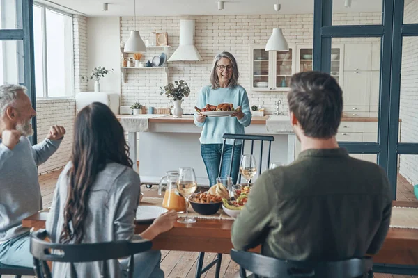 Heureuse famille multi-génération souriante tout en dînant ensemble — Photo