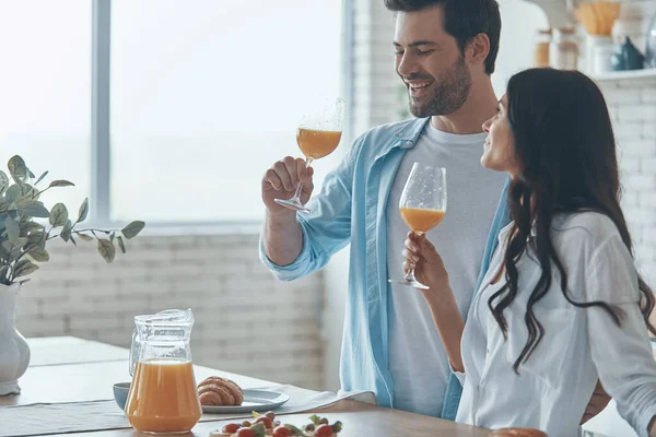 Hermosa pareja joven disfrutando del desayuno juntos mientras pasan tiempo en la cocina doméstica —  Fotos de Stock