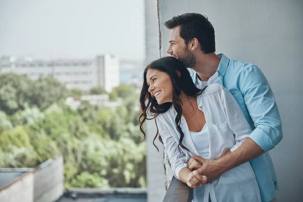 Mooi jong paar glimlachen en bonding terwijl het doorbrengen van samen — Stockfoto