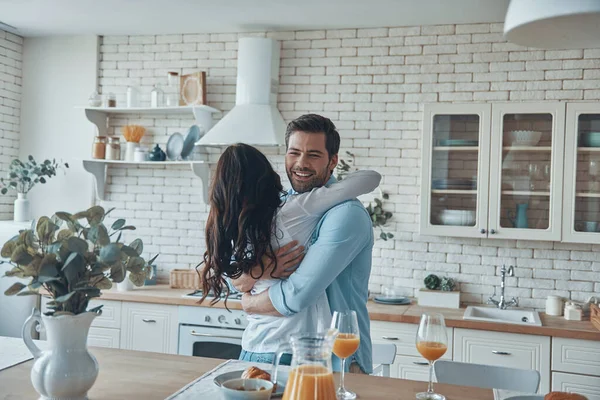 아름다운 젊은 부부 가집 부엌에서 시간을 보내면서 포옹하는 모습 — 스톡 사진