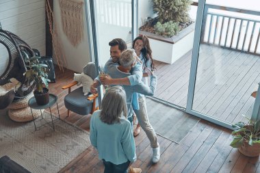 Üst düzey ailelerin evin içinde genç bir çiftle tanışması.