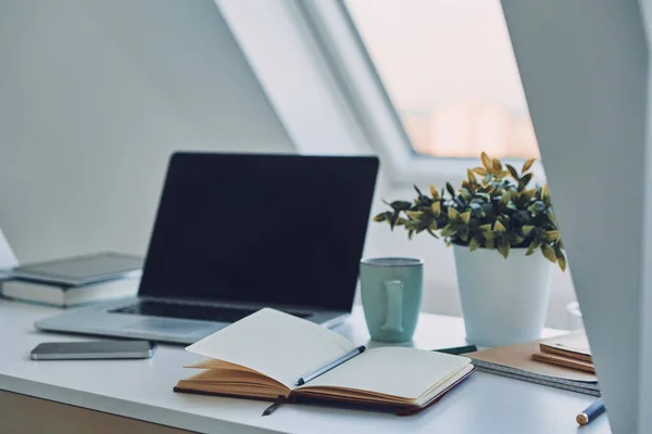 Gambar laptop dan catatan pad tergeletak di meja kantor — Stok Foto