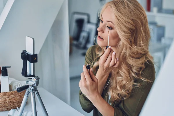 Krásná mladá žena vlogging o make-up a kosmetické výrobky — Stock fotografie