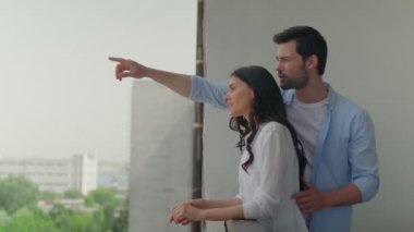 Güzel genç çift birlikte vakit geçirirken kaynaşıyor.