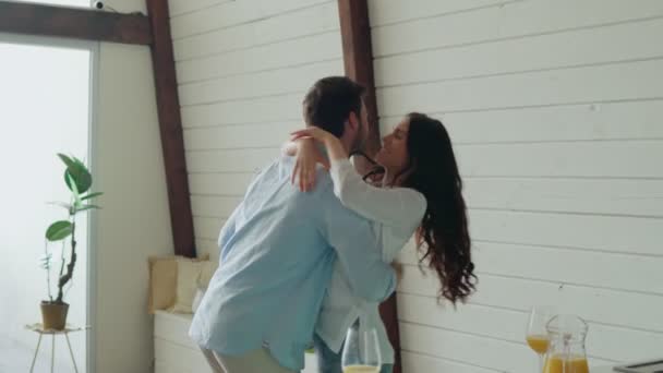 Hermosa pareja joven sonriendo y bailando mientras pasa tiempo en la cocina — Vídeo de stock