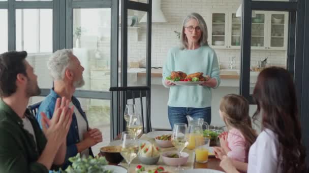 Gelukkige multi-generatie familie genieten van het diner thuis samen — Stockvideo