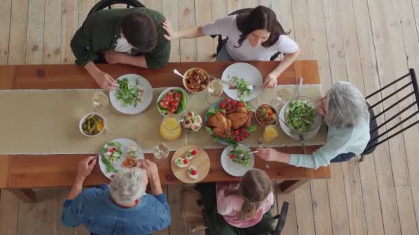 Top uitzicht op een gelukkig multi-generatie gezin die samen dineren — Stockvideo