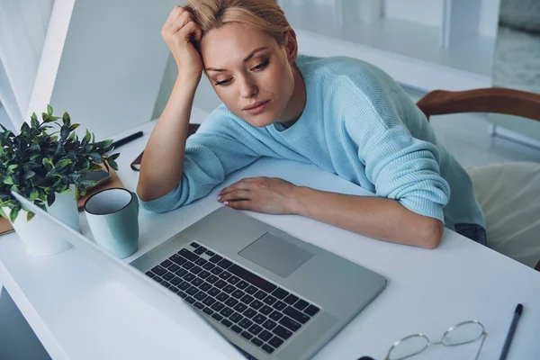 Top widok zmęczony młoda kobieta za pomocą laptopa podczas pracy w biurze — Zdjęcie stockowe