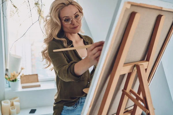 Atrakcyjne młody blond włosy kobieta malowanie w studio sztuki — Zdjęcie stockowe